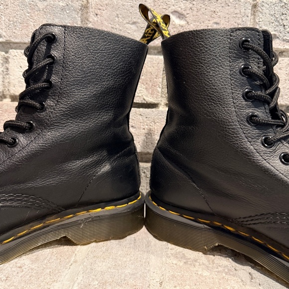 Dr. Martens 1460 Black Leather 8-Eye Yellow Stitch Combat Boots Women’s 8 /EU 39 - Picture 4 of 10